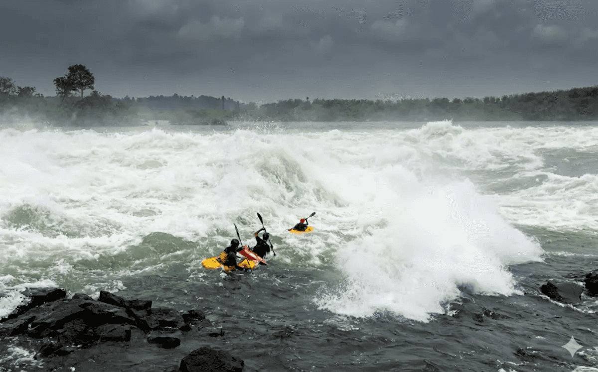 划手在巨浪中嘗試翻滾恢復