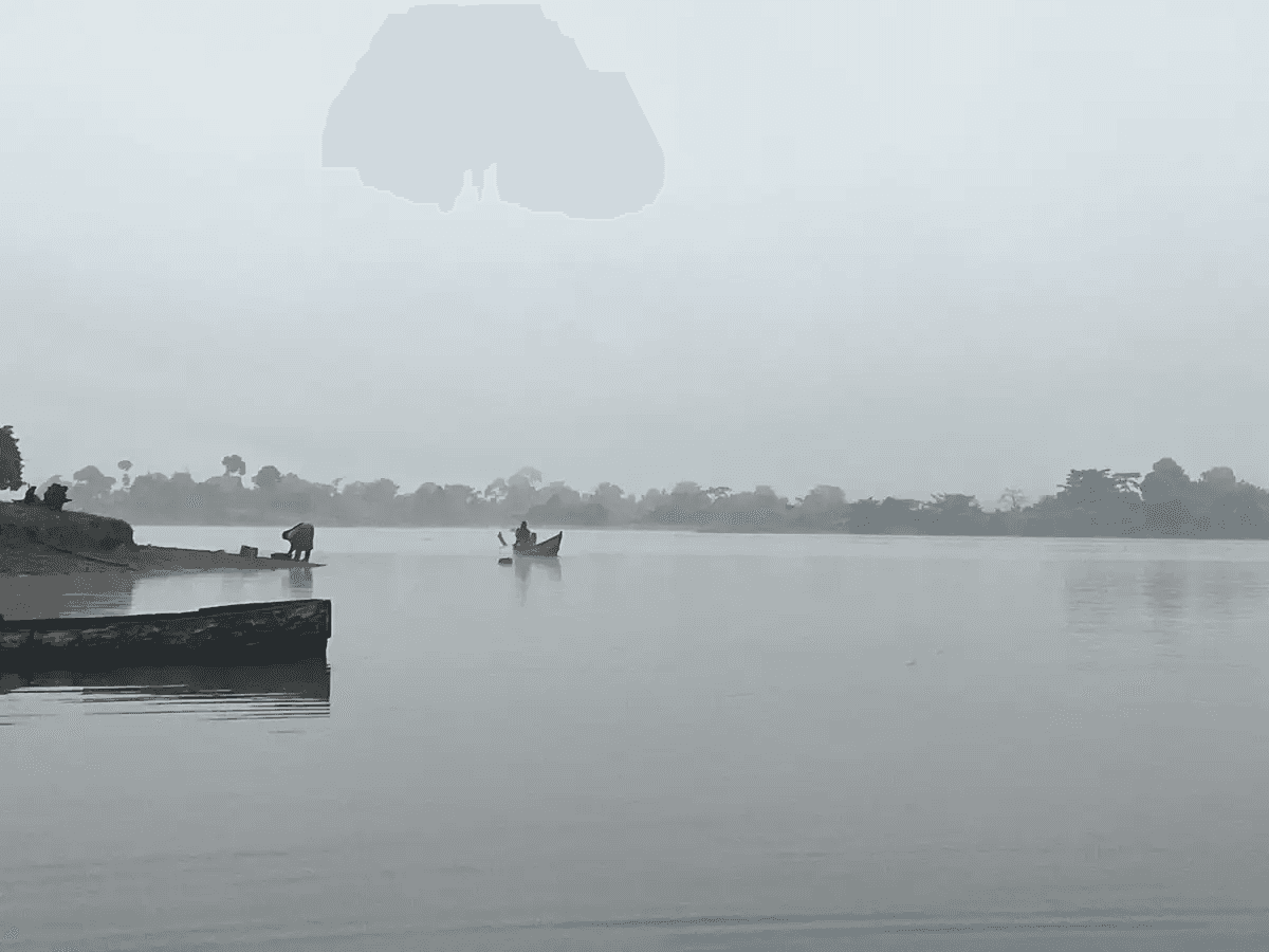 迷霧中的小船剪影